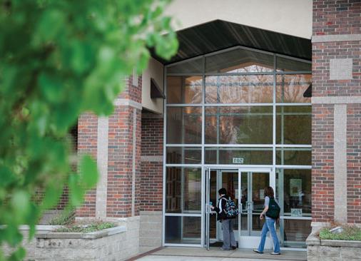 students walking into front door of 萨勒姆 campus building